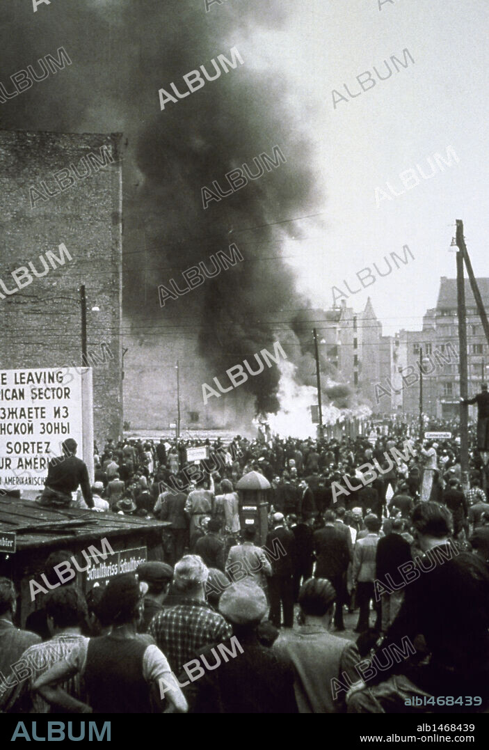 REPUBLICA DEMOCRATICA DE ALEMANIA (1949-1990). El 17 de junio de 1953 se produjo en la RDA un levantamiento como consecuencia del descontento por el sistema socialista instaurado. La represión fue muy violenta. Fotografía del sector soviético de Berlín tomada desde sector americano durante el levantamiento del 17-6-1953.