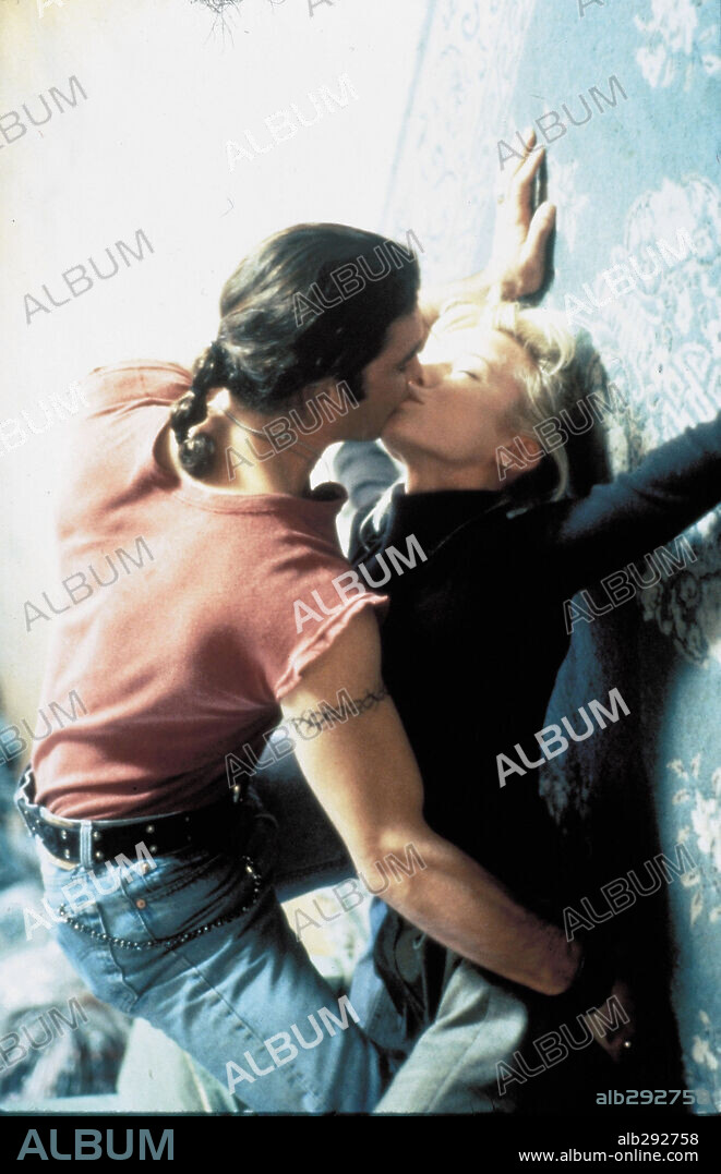 ANTONIO BANDERAS et REBECCA DE MORNAY dans NEVER TALK TO STRANGERS, 1995, réalisé par PETER HALL. Copyright ALLIANCE COMMUNICATIONS.