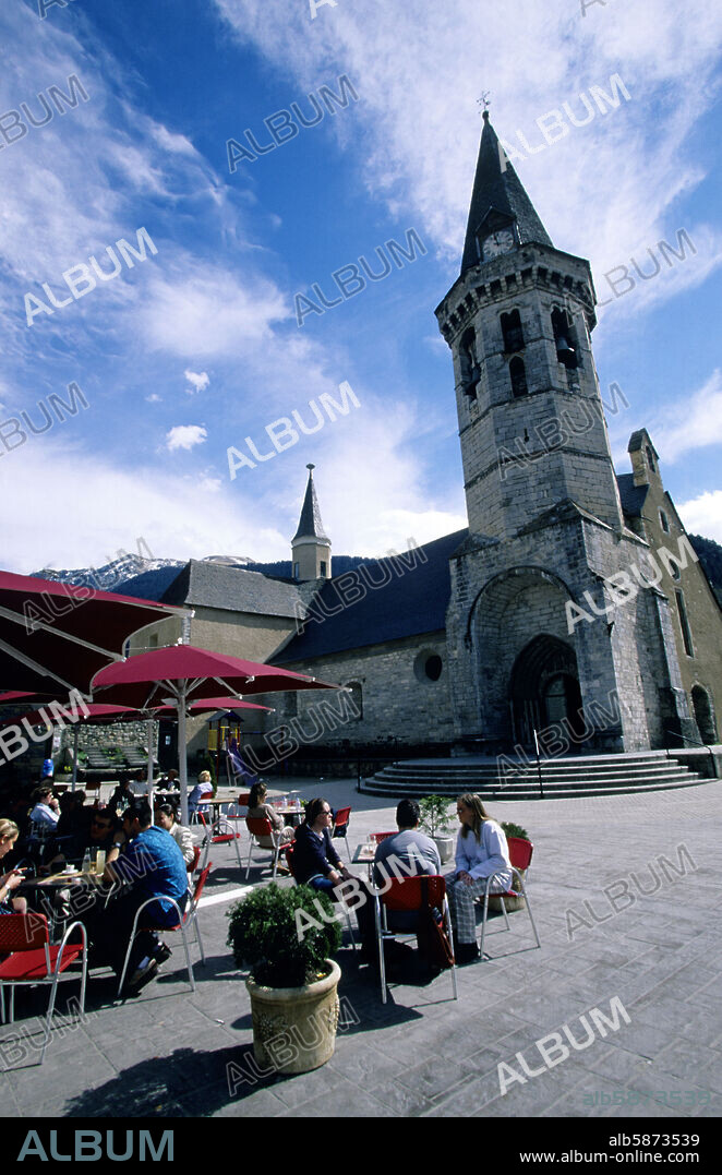 Viella / Vielha, Iglesia de Sant Miquel y plaza (Vall d´Aràn).