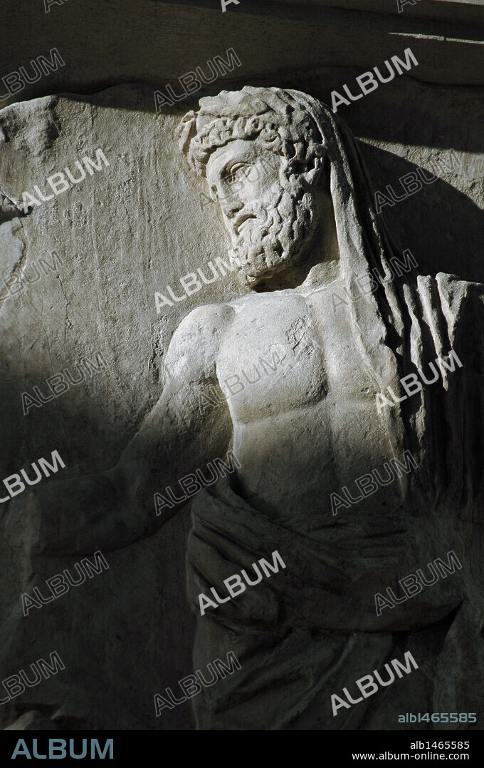 ARTE ROMANO. ITALIA. ARA PACIS AUGUSTAE. Altar levantado por Augusto para conmemorar el final de las luchas, dedicado a la diosa de la paz. Detalle de la figura de un dios PENATE, perteneciente al conjunto donde Eneas realiza en el altar de la Paz un sacrificio a estos dioses protectores. Campo de Marte. ROMA. Europa.