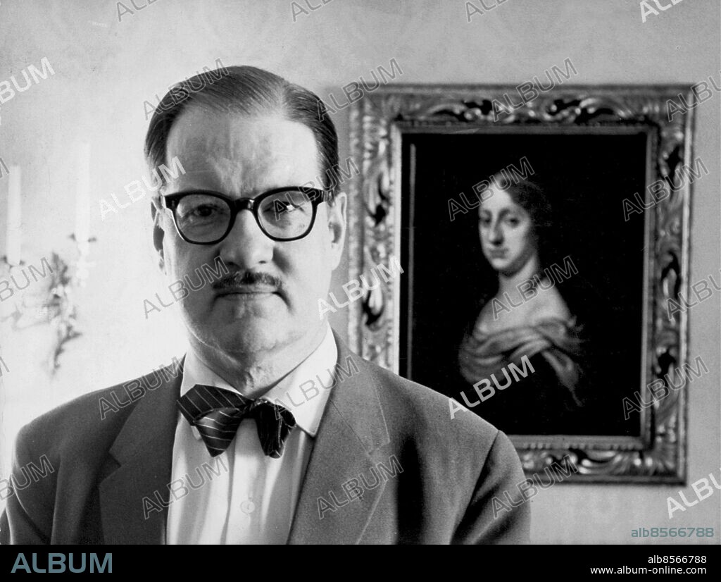 Sven Stolpe författare framför porträtt av drottning Kristina portr 1962. (c) Pererik Gustavsson / Sydsvenskan / IBL.
