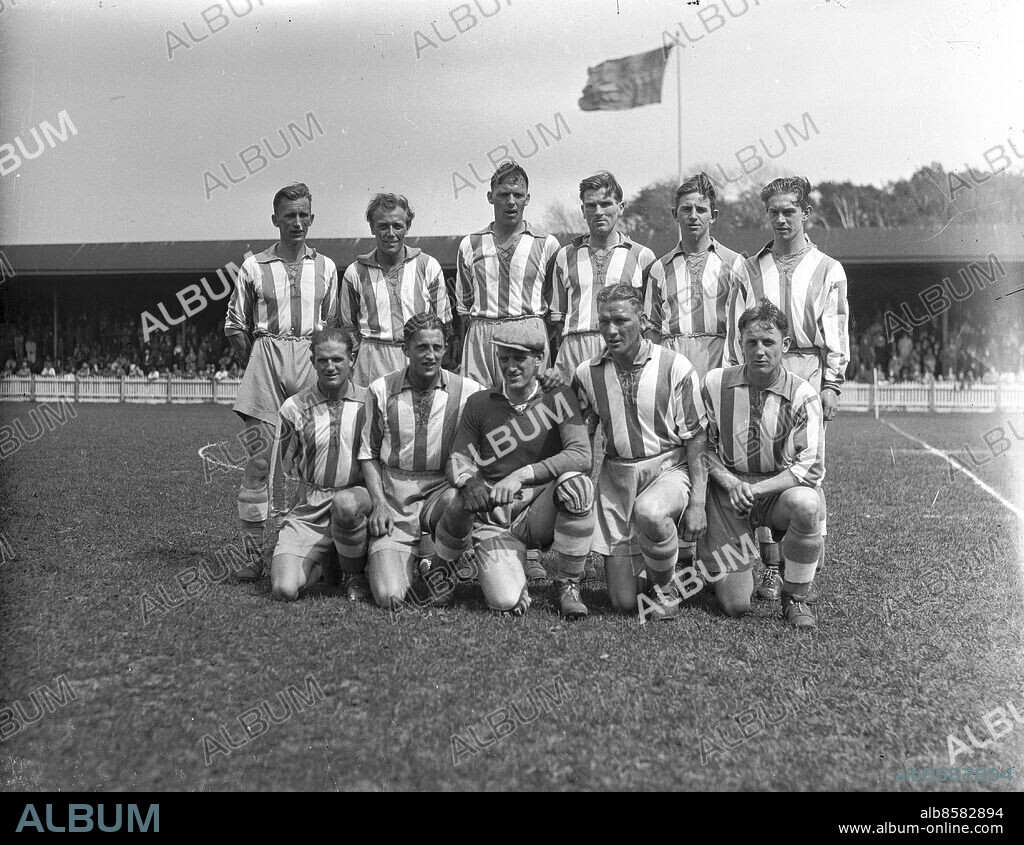 Göteborg Gamla Ullevi omkring 1945. IFK Göteborgs A-lag. Övre raden frv: Arne Nyberg, Gunnar Gren, Olle Hultfeldt, Holger "Proppen"Bengtsson, OKÄND, Bengt Mossberg, knästående frv: Ernst Andersson, Nils Ericsson, Axel Olsson, Folke Johansson och Folke Larsson. *** Local Caption *** Låda TC03. THURE CHRISTIANSSON.