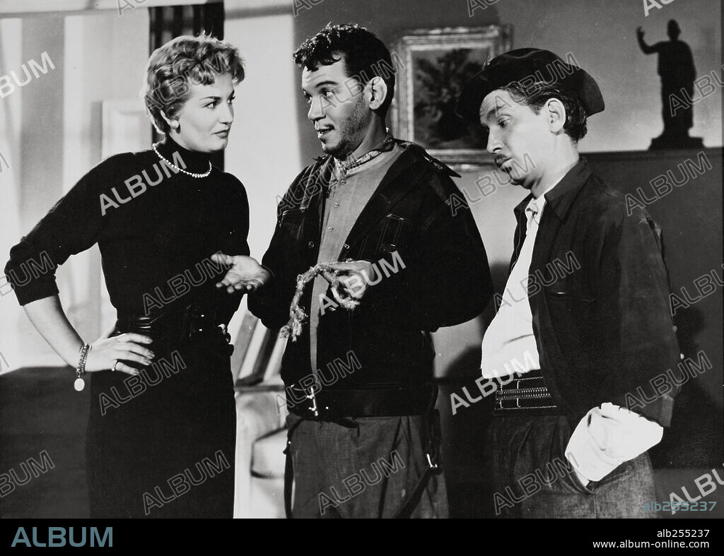 BEATRIZ SAAVEDRA y CANTINFLAS en ABAJO EL TELÓN, 1955, dirigida por MIGUEL M. DELGADO. Copyright POSA FILMS, S.A.