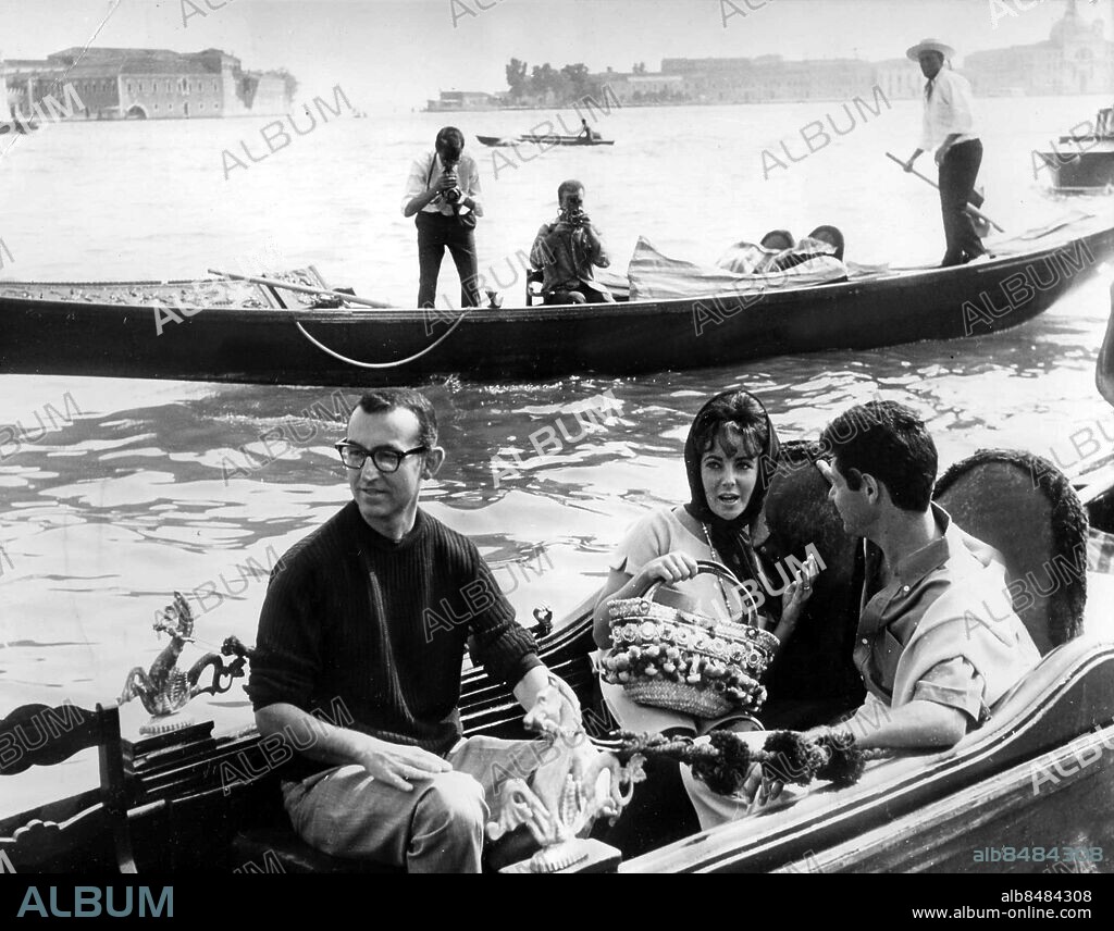 Arkiv 1961. Filmstjärnan Elizabeth Taylor på gondoltur i Venedig med maken, sångaren Eddie Fisher (th) och Rexford Konnamer, Elizabeth Taylors psykiater.. Foto: Reportagebild/Scanpix. Kod.37770. Scanpix Sweden.