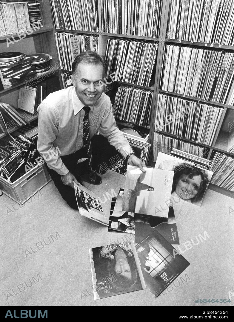 Karlstad 1986-12-05. Per-Eric Nordquist - radioman - letar bland LP-skivor *** Local Caption *** GP Foto: Jan Peter. KAMERAREPORTAGE.