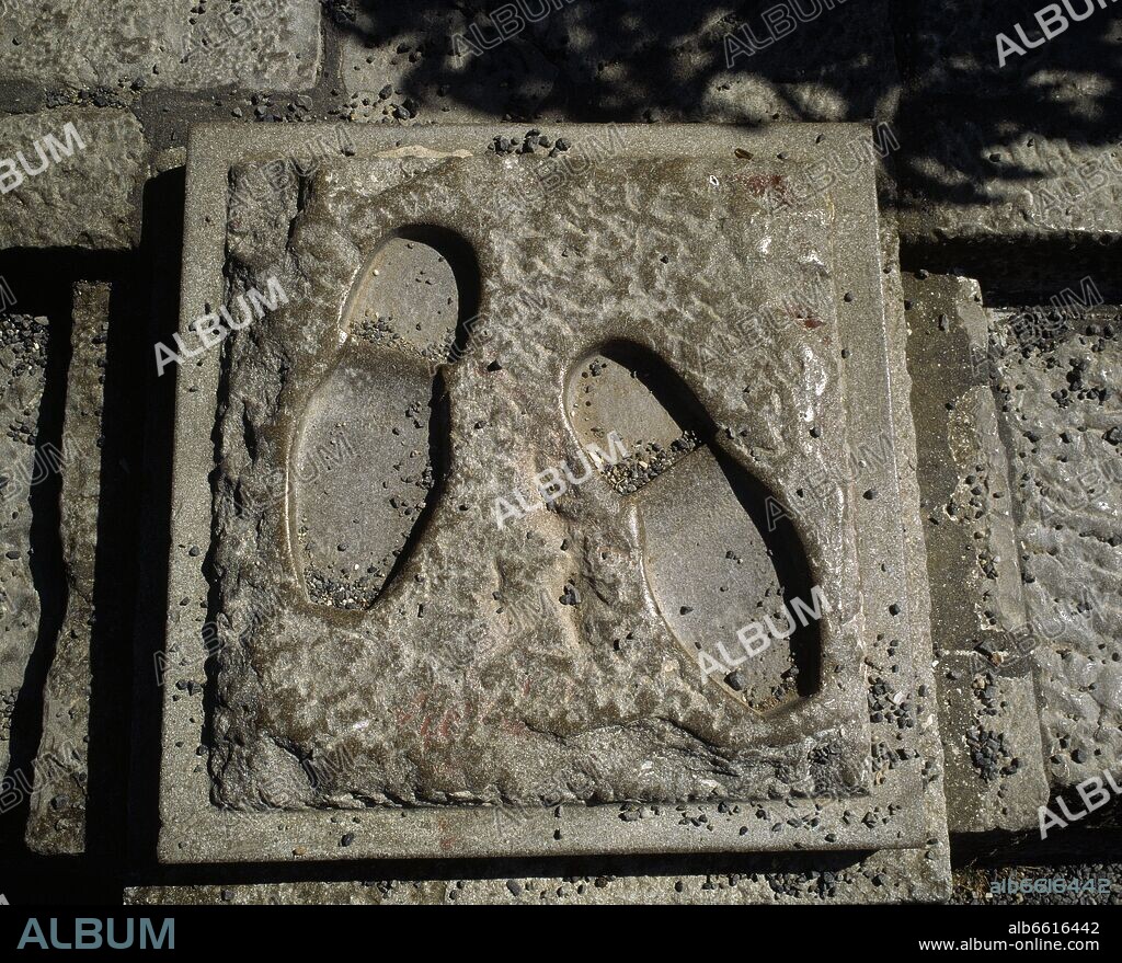 MONTE HACHO-MONUMENTO A FRANCO-HUELLA DE SUS ZAPATOS.