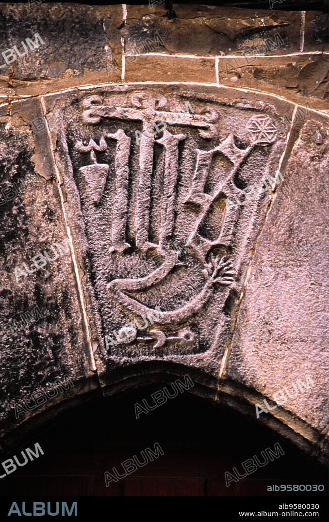 Escudo en la clave de un portal .Roncal. Valle del Roncal.Pirineos Atlanticos. Navarra. España.