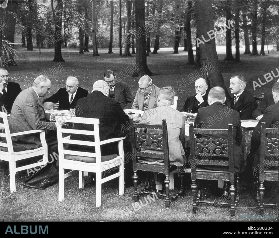 Brüning, Heinrich Reichskanzler, 1885-1970. - Das Kabinett Brüning (hintere Reihe, 2. v. r.) tagt im Garten der Reichskanzlei in Berlin. Foto Erich Salomon, August 1930.