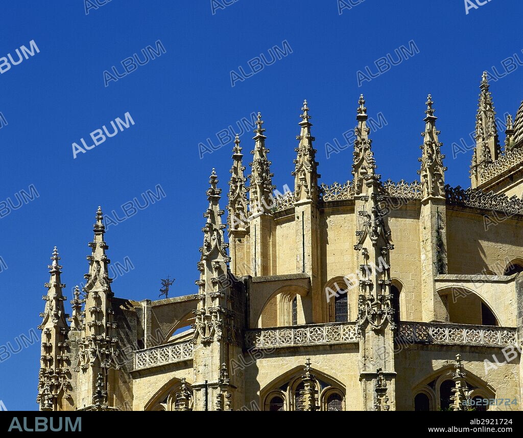 CATEDRAL DE SEGOVIA. Construida en estilo gótico florido entre los años 1525 y 1577 por GIL DE HONTAÑON. A su muerte continuó la obra su hijo Rodrigo. Fue consagrada en el año 1768. Consta de tres naves con crucero, ábside semicircular en la cabecera y girola rodeada de capillas. Detalle del exterior. SEGOVIA. Castilla-León. España.