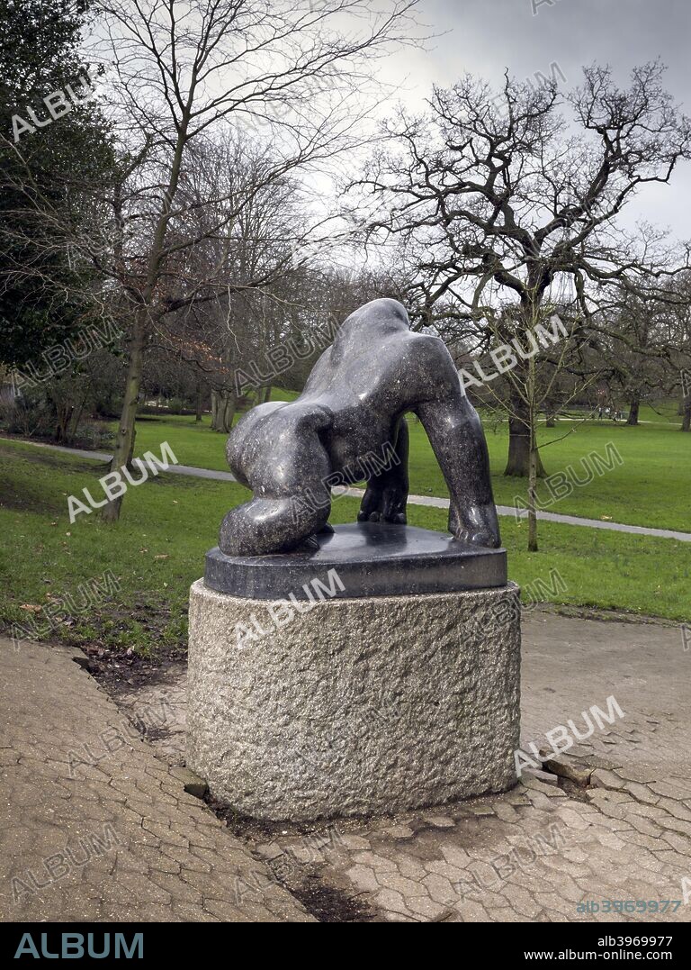'Guy The Gorilla', sculpture by David Wynne, Crystal Palace Park, Sydenham, London, 2016.