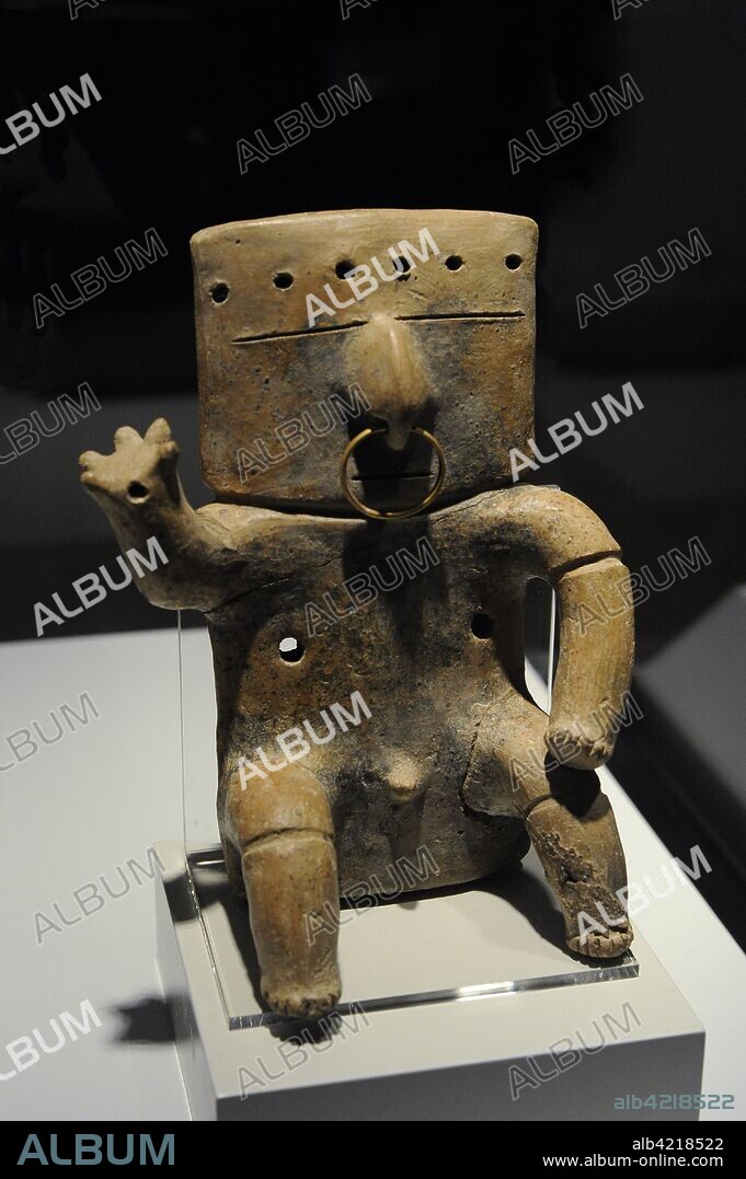 Figura humana sentada (tabloide). Cerámica y oro. Cultura Quimbaya, Período de Integración (1200-1500 d. C.). Colombia. Museo de América. Madrid. España.