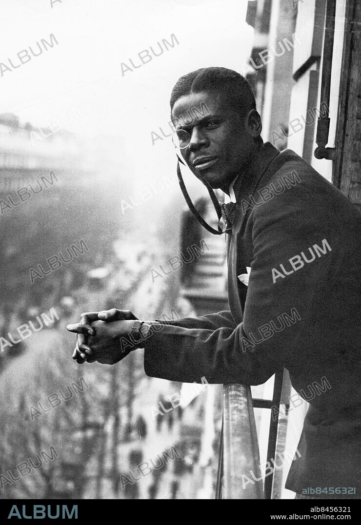 Orig. bildtext... A BIG DARK CLOUD FROM ABYSSINIA PASSED OVER PARIS TODAY ENROUTE TO LONDON WITH A MONOCLE AND A MYSTERY. Colonel Hubert Fauntleroy Julian, erstwhile Black Eagle of Harlem, later a volunteer in Emperor Haile Selassie's army, stopped in Paris today on his way to London. He said he had a dark mystery to divulge about the Ethiopian war but refused to explain why he resigned from the Negus's army. Nov 29 1935 Anm. Abessinien, Etiopien H Julian, 1897-1983, västindienfödd flygare som fick smeknamnet The Black Eagle när han 1924 gjorde ett misslyckat försök att flyga från New York till Afrika. 1929 lyckades han, två år efter Charles Lindbergh, flyga över Atlanten och ett år senare till Etiopien, där han belönades med medborgarskap och överstes rang. Knäppta händer Monokel Resenärer CD597 persons: HUBERT FAUNTLEROY JULIAN sites: USA*;ETIOPIEN*;PARIS;FRANKRIKE.