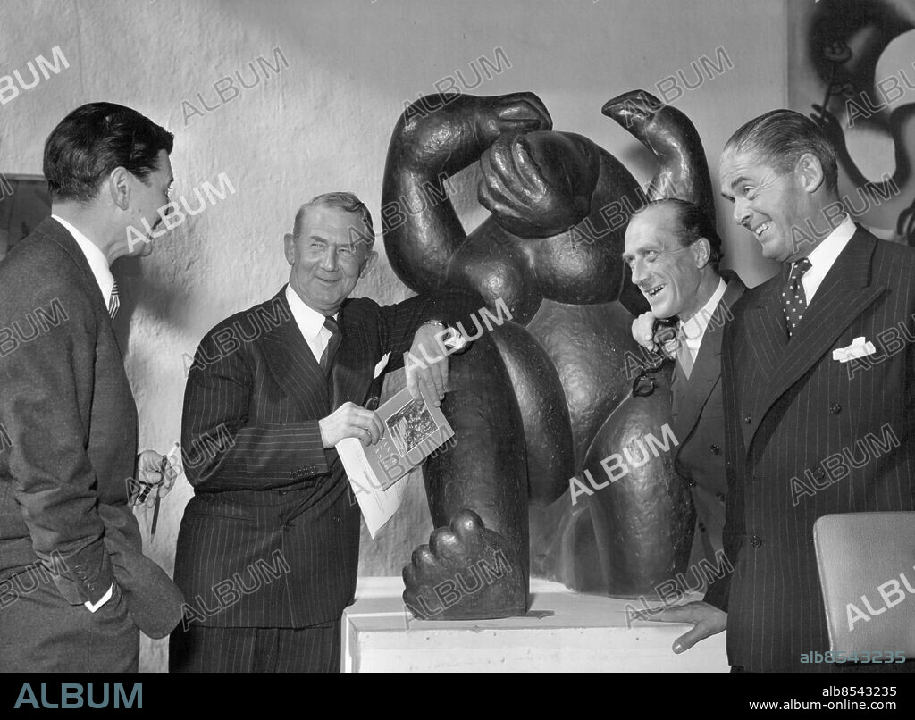 Stockholm 1954-09-02. Harry Runnqvist, Otte Sköld, Gustaf Engwall och Kjell Hägglöf på konstutställningen "Från Cézanne till Picasso" i Liljevalchs konsthallar. Foto: SvD / TT / kod 12014.