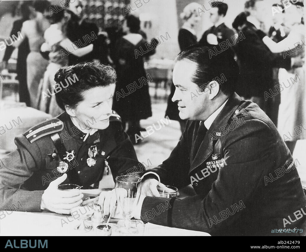 BOB HOPE y KATHARINE HEPBURN en FALDAS DE ACERO, 1956 (THE IRON PETTICOAT), dirigida por RALPH THOMAS. Copyright M.G.M.