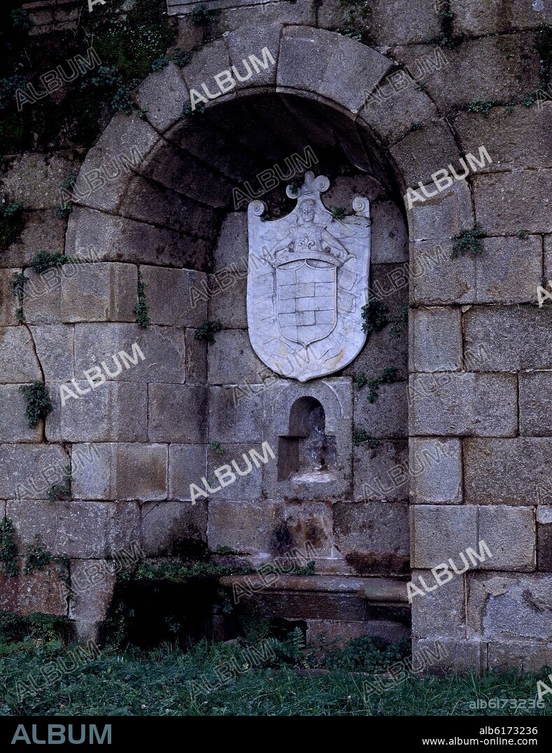 ESCUDO DE MARMOL DE LA CASA DE ALBA EN EL JARDIN RENACENTISTA DEL PALACIO DE SOTOFERMOSO - SIGLO XVI.