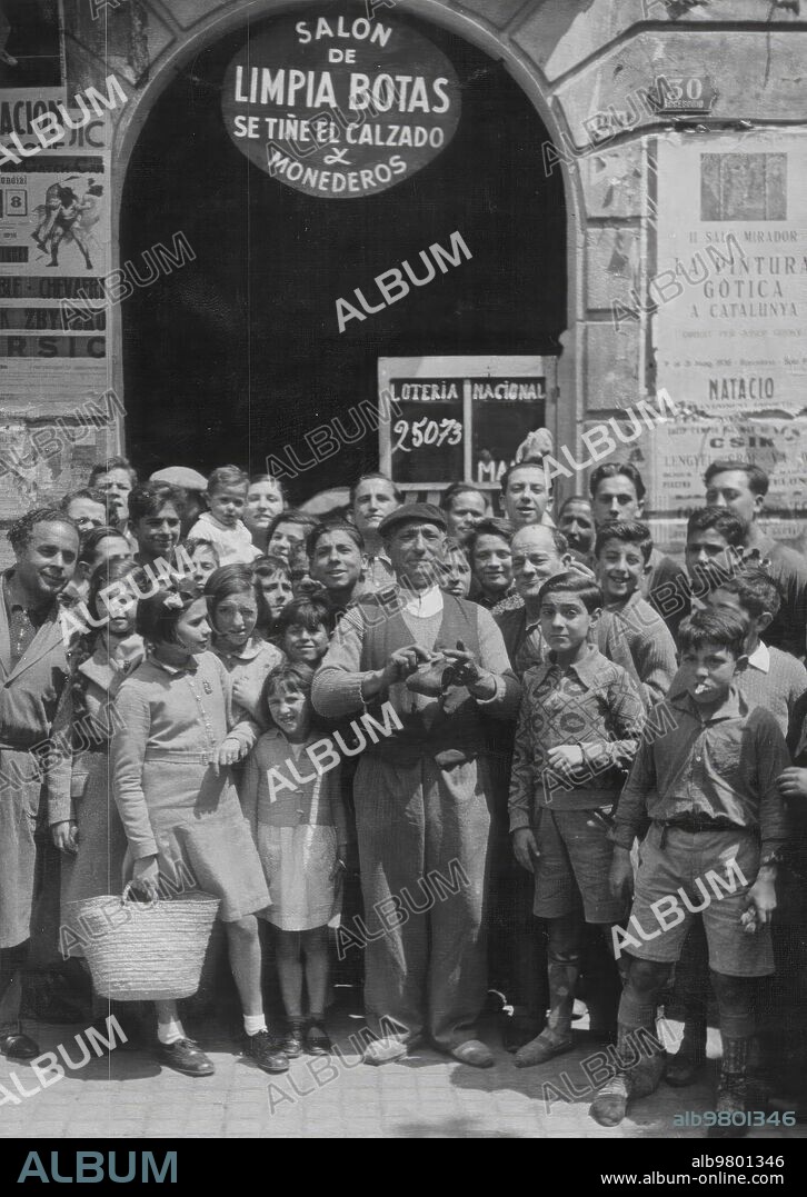Mayo 1936. Medio billete del primer premio del sorteo de la lotería de la ciudad Universitaria se ha Vendido en Barcelona. En la Imagen, el limpiabotas Valentín Chiva, que ha Vendido Varias Participaciones del Premio.