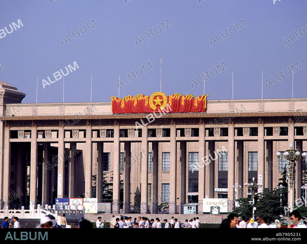 PLAZA DE TIAN-ANMEN-MUSEO DE LA REVOLUCION CHINA-FACHADA.
