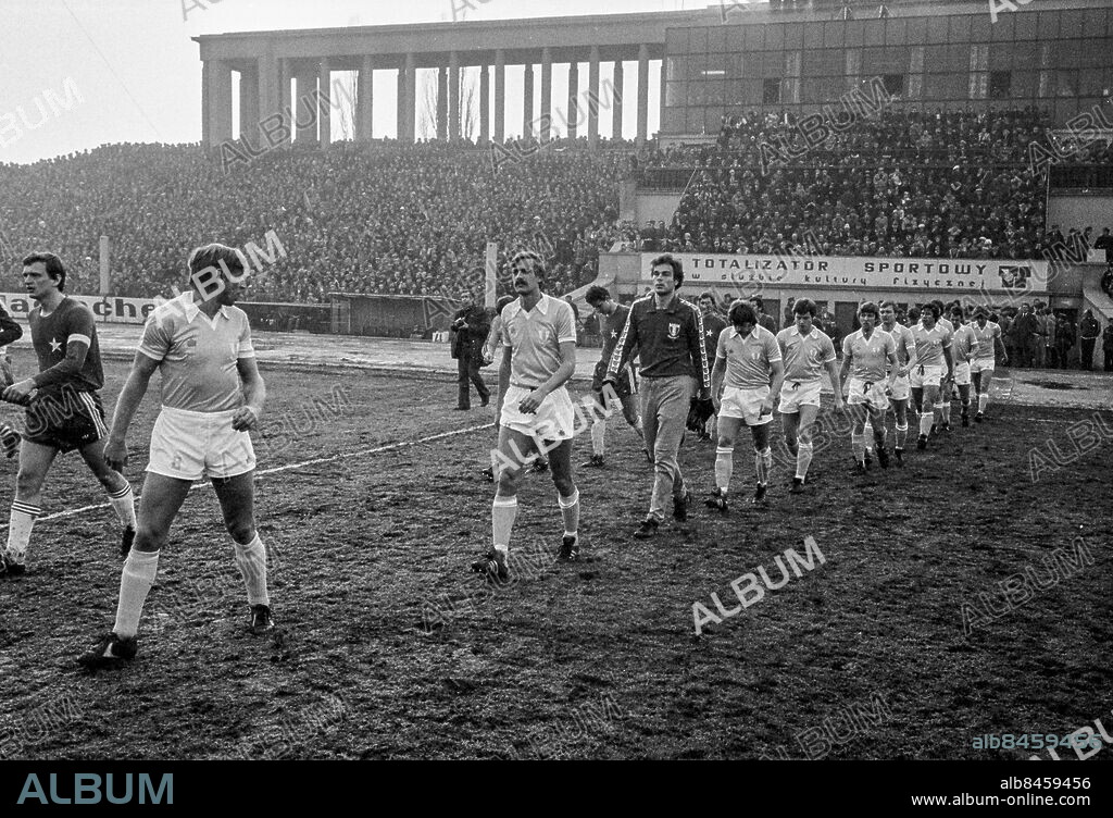 Krakow 19790307 . Malmö FF i Europacupen 1978/1979.. Bosse Larsson i täten för Malmö FF som tågar in på plan före mötet med Wisla Krakow i Europacupen 1979 . Foto: Torbjörn Andersson / EXP / TT / Kod: 4 . ** AFTONBLADET OUT **.