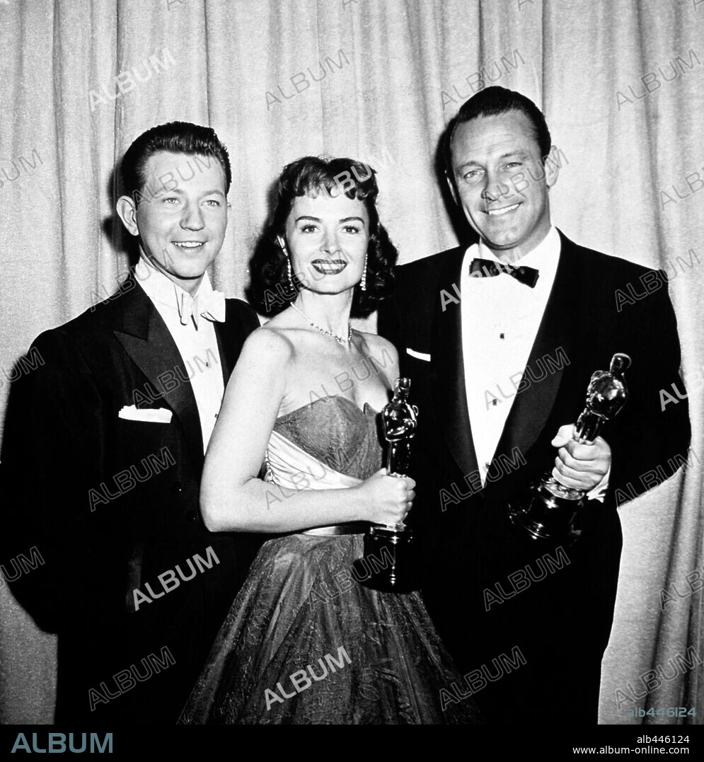 DONALD O'CONNOR, DONNA REED and WILLIAM HOLDEN. 26th Academy Awards (1954). Donna Reed, best actress in a supporting role for "From Here to Eternety". William holden, best actor for "Stalag 17". Donald O'Connor accompanies them. 1954