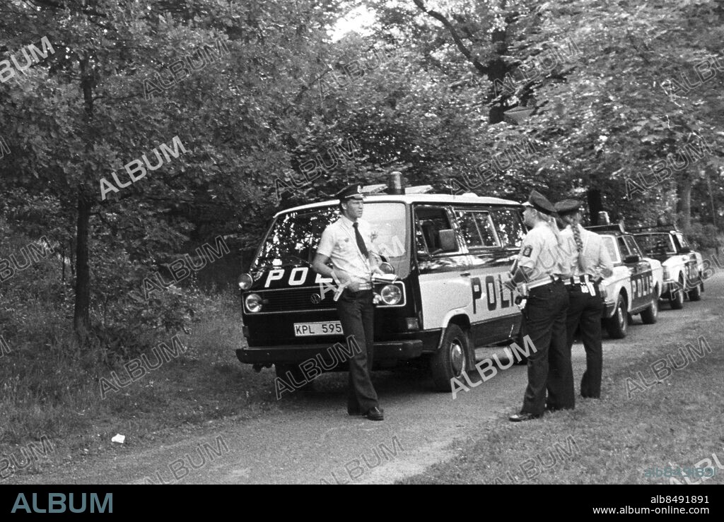 STOCKHOLM 19820716 - På en klippavsats en bit från parkvägen intill Hägerstensbadet på Personnevägen i Hägersten hittades Annica, 26, död på fredagsmorgonen. Foto: Bertil Stilling Kod: 40 . COPYRIGHT SCANPIX SWEDEN.