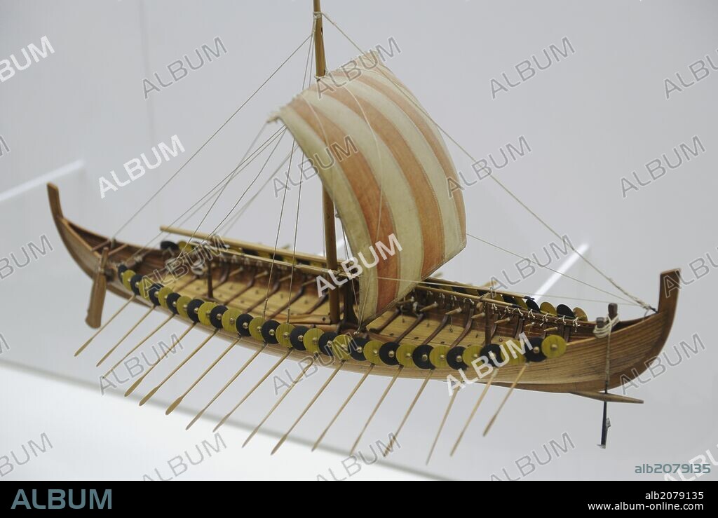 Historia de a Navegación. Barco Vikingo. Barco de Gokstad. Año 900. Embarcación funeraria encontrada en un túmulo de Gokstad, Noruega. El barco fue hecho para ser propulsado por 32 remeros, y los huecos que servían para el paso de los remos podían ser tapados en el momento de una navegación con vela cuadrada. Longitud: 23, 4m. Maqueta, escala: 1: 50. Deutsches Museum (Museo de la Ciencia y la Tecnología). Munich. Alemania. Europa.