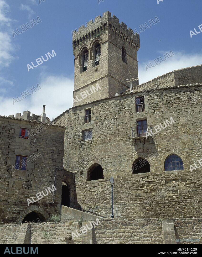 IGLESIA FORTALEZA DE UJUE DEL SIGLO XI REFORMADA EN EL SIGLO XIV.