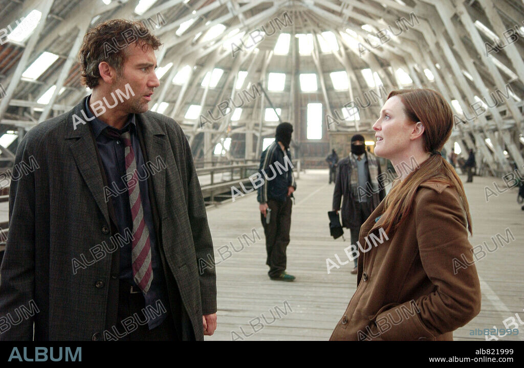 CLIVE OWEN y JULIANNE MOORE en HIJOS DE LOS HOMBRES, 2006 (CHILDREN OF MEN), dirigida por ALFONSO CUARON. Copyright UNIVERSAL PICTURES/STRIKE ENT./BEACON COMMUNICATIONS LLC/ / BUITENDIJK, JAAP.