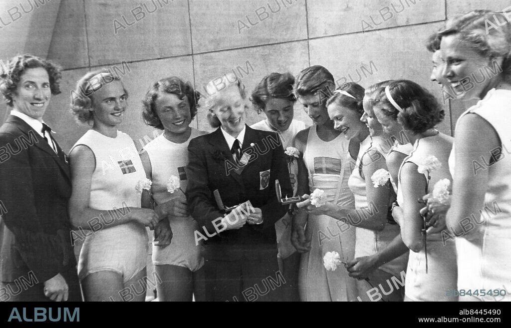 FINLAND HELSINGFORS 1952-07-24.. Svenska kvinnliga gymnaster och William Thoresson med sin guldmedalj i fristående gymnastik vid de olympiska sommarspelen 1952. Foto: Olympia Photos / AB Text & Bilder / SVT / Kod: 5600. Finsk och engelsk originalbildtext.. Mapp: Gymnastik i H-fors-OS 1952: Svenskarna (Damer + herrar) I:287N.