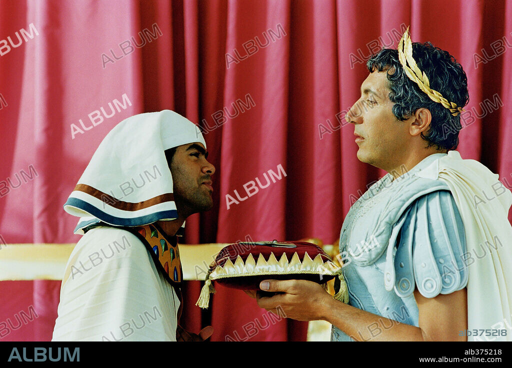 ALAIN CHABAT y JAMEL DEBBOUZE en ASTÉRIX Y OBÉLIX: MISIÓN CLEOPATRA, 2002 (ASTERIX ET OBELIX, MISSION CLEOPATRE), dirigida por ALAIN CHABAT. Copyright RENN PRODS/TF1 FILMS PRODUCTIONS.