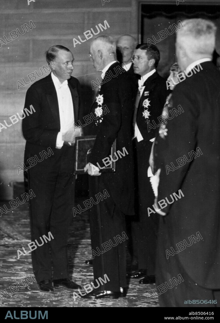 STOCKHOLM 1930-12-10. American author Sinclair Lewis winner of the Nobel Prize in Literature in 1930 receives his prize from the hands of his majesty King Gustav V. Photo: Pressens Bild / TT code 194.