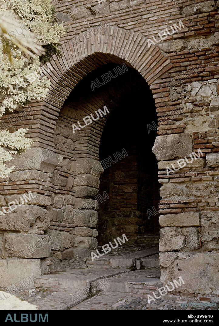 PUERTA CON ARCO DE HERRADURA APUNTADO EN LA ALCAZABA DE MALAGA - FORTIFICACION PALACIEGA DE EPOCA MUSULMANA - SIGLO XI.