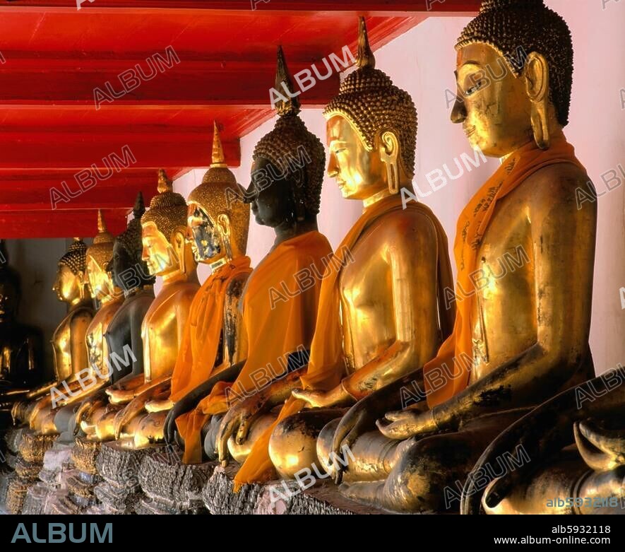 Wat Pho, temple of the reclining buddha, founded in the 16th Century, restored between 1789 - 1801, gilded buddha statue.- Bangkok, Thailand.- Photo.-.