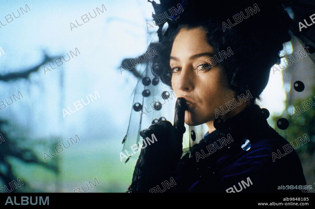 MONICA BELLUCCI in BROTHERHOOD OF THE WOLF, 2001 (LE PACTE DES LOUPS), directed by CHRISTOPHE GANS. Copyright DAVIS FILMSESKWAD/STUDIOCANAL/TF1 FILMS PRODUCTION.