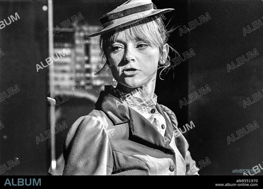 1972-11-22.. KABARET Stockholmsluft eller Haver ni sett Karlsson.. Nyårsrevy i TV av Emil Norlander i bearbetning och regi av Lars Edström och Britt Olofsson.. Sänt första gången 1972-12-31.. Här ses skådespelerskan Chatarina Larsson.. Foto: Bo-Aje Mellin / RiR / SVT / Kod: 5600. Notis publ. i RiR 52/72 sid. 2. Reportage publ. i RiR 1/73 sid. 6-7.. RiR 20696 sv/v neg.