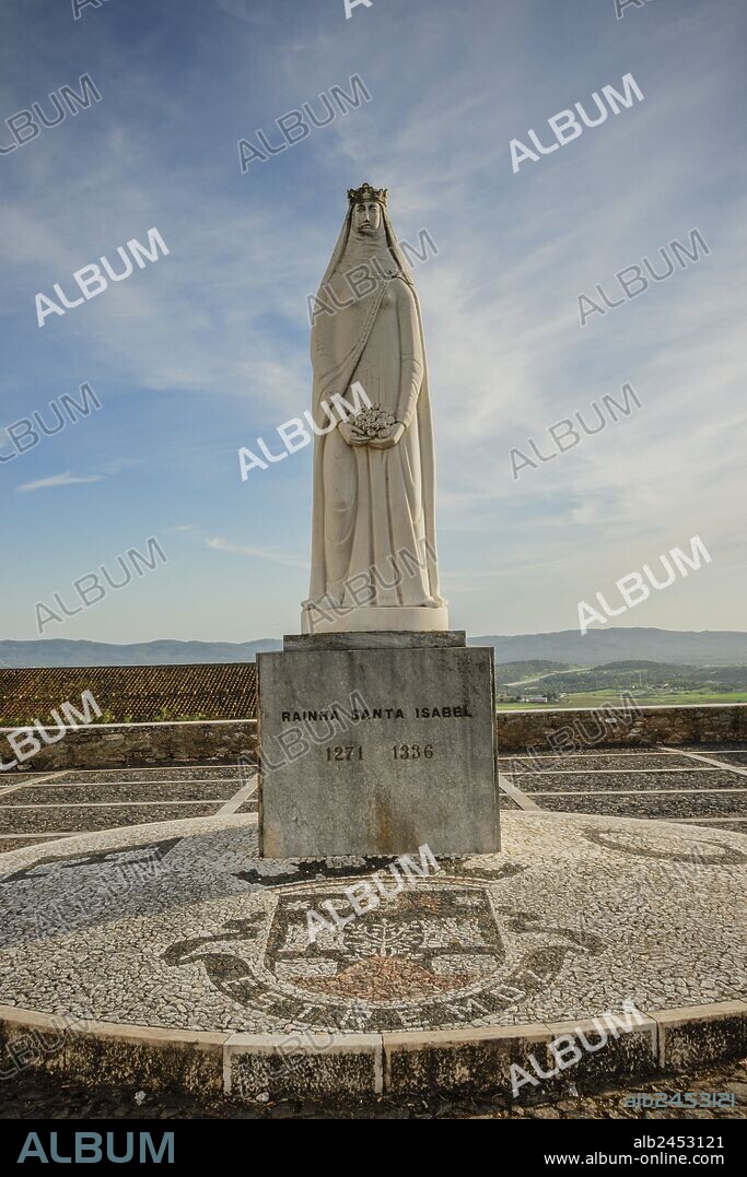 escultura de la Reina Isabel de Portugal, nieta de Jaime I el Conquistador, que se casó con el rey de Portugal, Dinis, Estremoz, Alentejo, Portugal, europa.