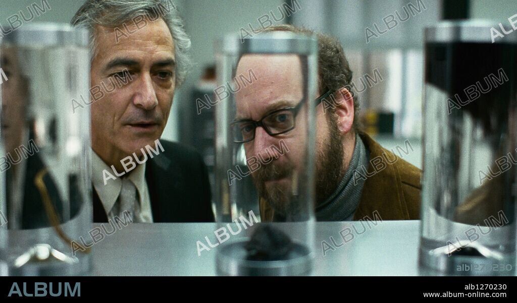 DAVID STRATHAIRN and PAUL GIAMATTI in COLD SOULS, 2009, directed by SOPHIE BARTHES. Copyright journeyman pictures/memento films production.