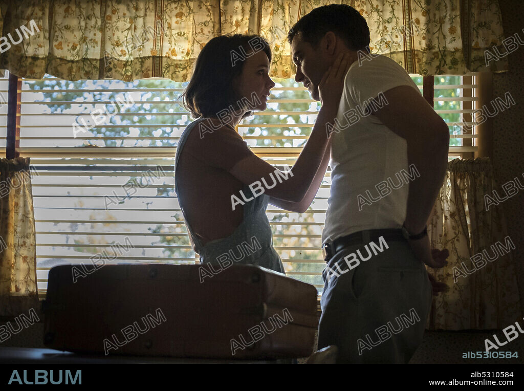 CAREY MULLIGAN et JAKE GYLLENHAAL dans WILDLIFE: UNE SAISON ARDENTE, 2018 (WILDLIFE), réalisé par PAUL DANO. Copyright Nine Stories Productions / Sight Unseen Pictures.