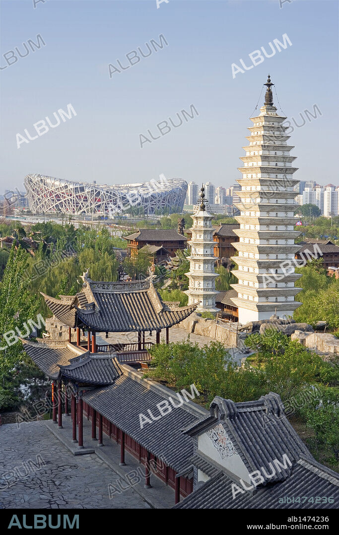 CHINA. PEKIN (BEIJING). Panorámica del MUSEO DE LAS NACIONALIDADES DE CHINA o PARQUE CULTURAL DE LAS ETNIAS DE CHINA. Al fondo, el ESTADIO NACIONAL DE PEKIN (NAO CHAO-Nido de Pájaro), construído para los Juegos Olímpicos de Pekín 2008.