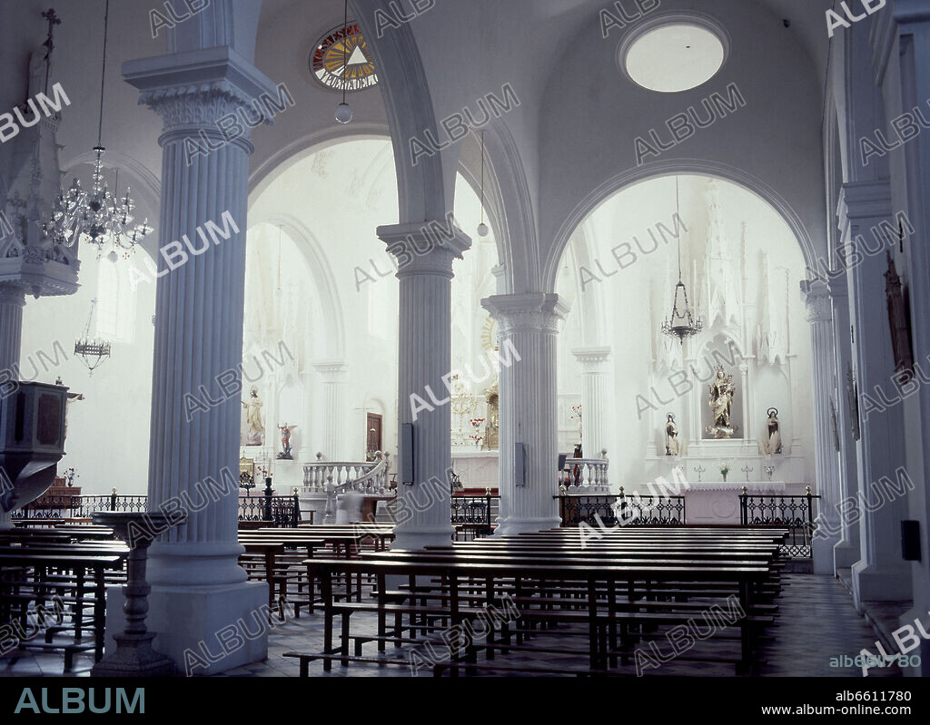 INTERIOR DE LA IGLESIA DE NUESTRA SEÑORA DE GUADALUPE - ESTILO NEOGOTICO.