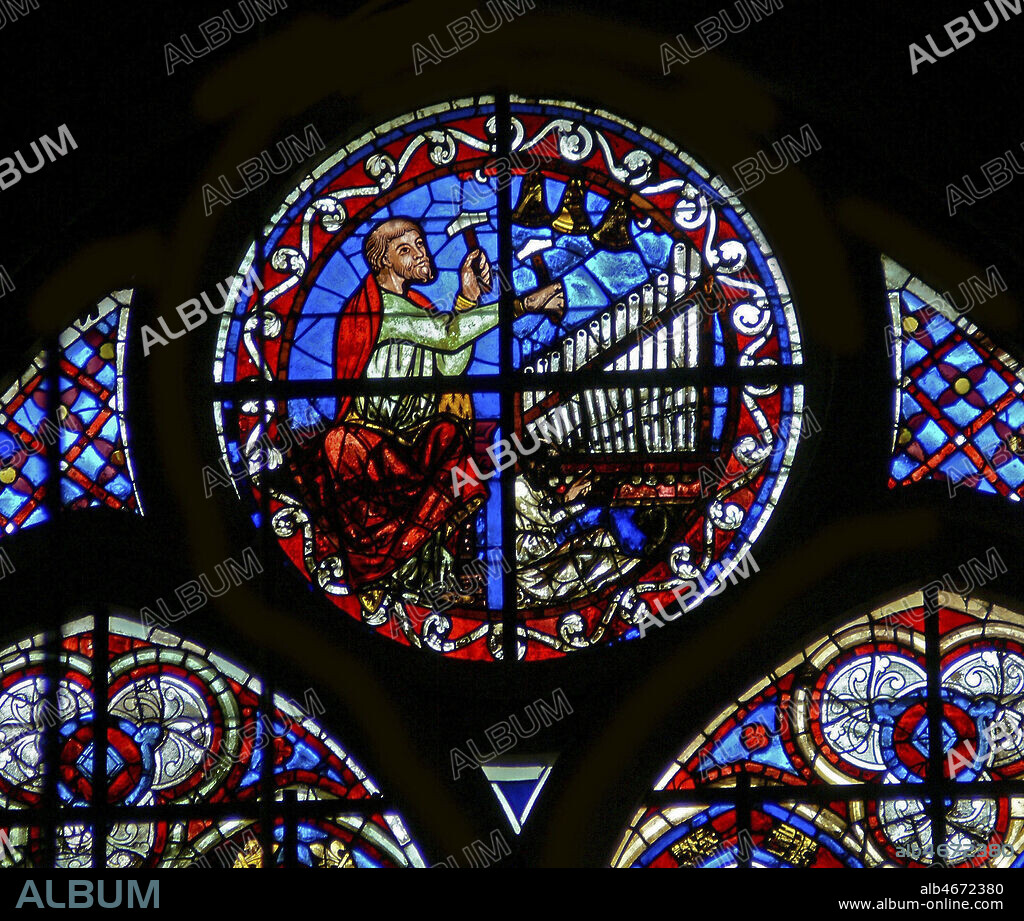 Hommes jouant de l'orgue et dse cloches. Vitrail de la cathedrale de Bourges datant du 13e, XIIIe s. Photographie par Painton Cowen. Credit : Collection COWEN/KHARBINE-TAPABOR.