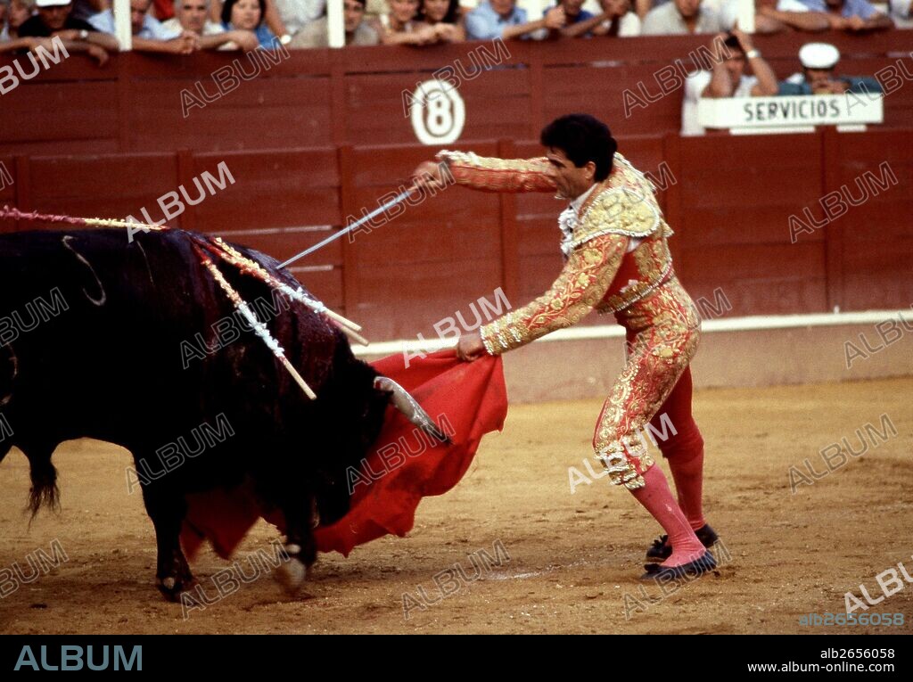 PACO OJEDA MATADOR DE TOROS ESPAÑOL . SANLUCAR 1955- ENTRANDO A MATAR;.