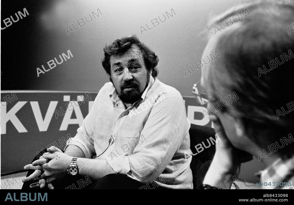 MALMÖ 1970.. Programledaren Gary Engman och Cornelis Vreejswijk i den första upplagan av Kvällsöppet. Bakombild Malmö. persons: GERY ENGMAN ;CORNELIS VREEJSWIJK sites: MALMÖ ;SR MALMÖ ;STUDIO 8 ;SVERIGE.