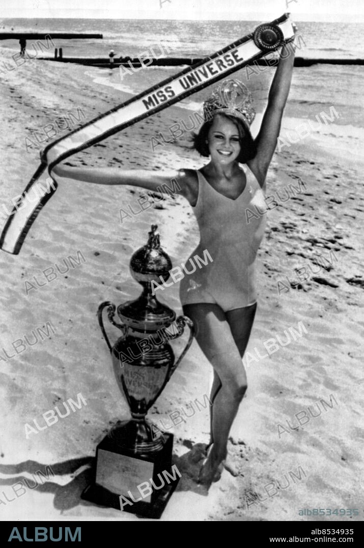 MIAMI BEACH 1966-07-17. Fröken Sverige Margareta Arvidsson från Vänersborg står på stranden klädd i baddräkt med sgertrofén efter att som andra svenska kvinna någonsin ha krönts till Miss Universum vid skönhetstävlingen in Miami Beach, Florida, USA 17:e juli 1966.. Foto: UPI / TT / Kod: 450.