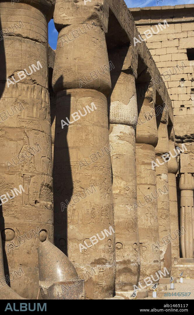 ARTE EGIPCIO. EGIPTO. PRIMER PATIO llamado del RAMSES II. Rodeado con columnas de fuste liso y capitel papiriforme cerrado. Decorado con numerosas estatuas de Ramses II. Imperio Nuevo. TEMPLO DE LUXOR. Antigua Tebas "Waset".