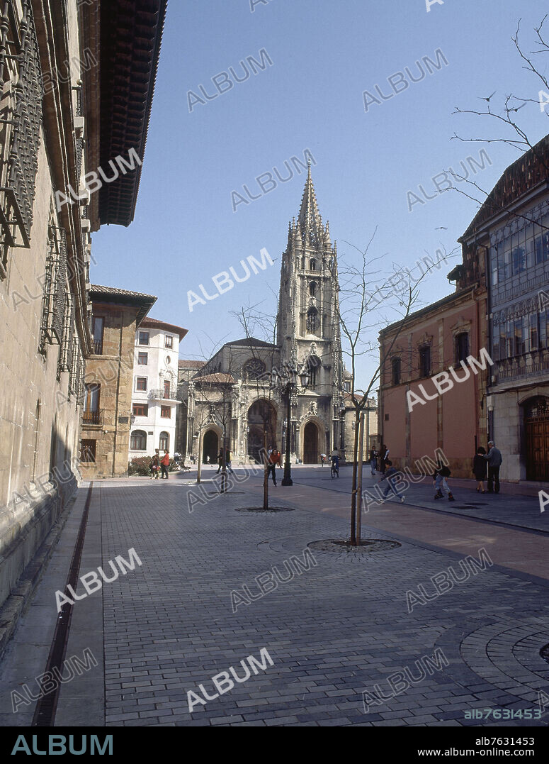 CALLE EUSEBIO GONZALEZ ABASCAL CON LA CATEDRAL AL FONDO.