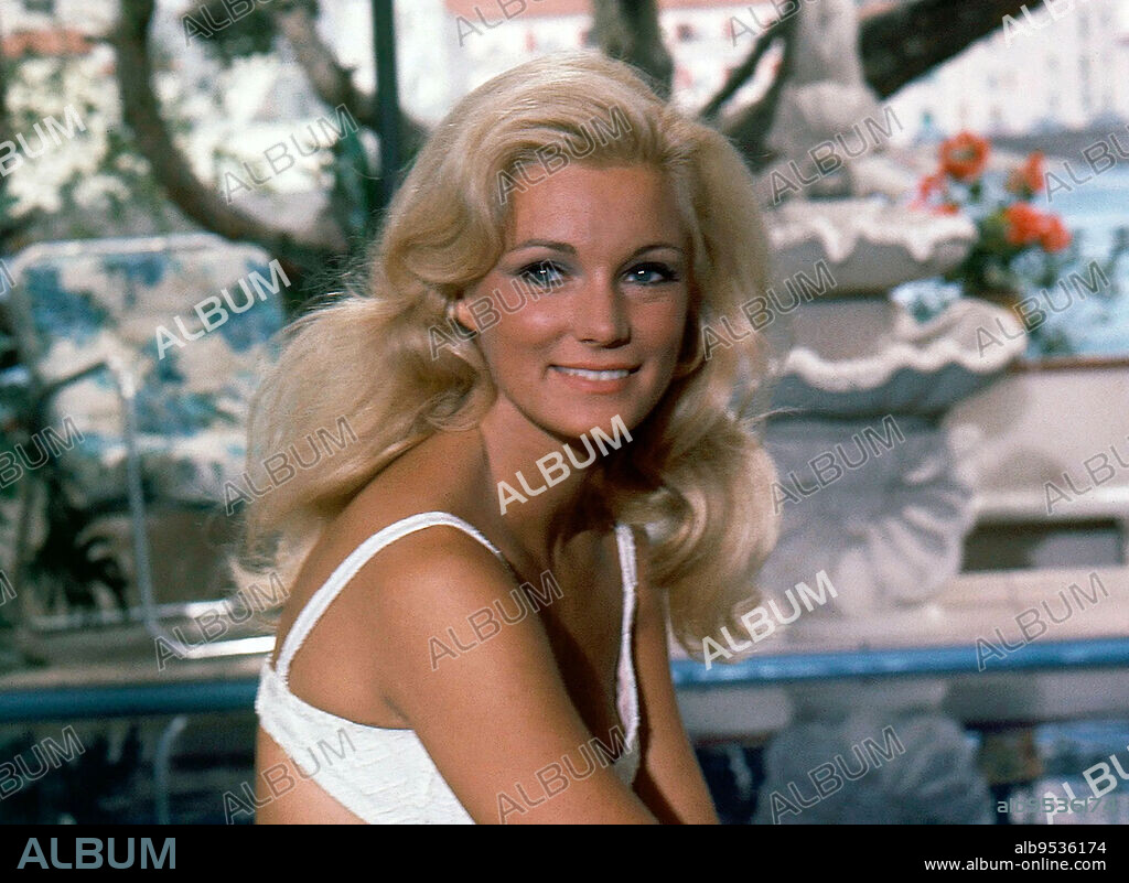 YVETTE MIMIEUX en EL CARNAVAL DE LADRONES, 1967 (THE CAPER OF THE GOLDEN BULLS), dirigida por RUSSELL ROUSE. Copyright EMBASSY PICTURES.