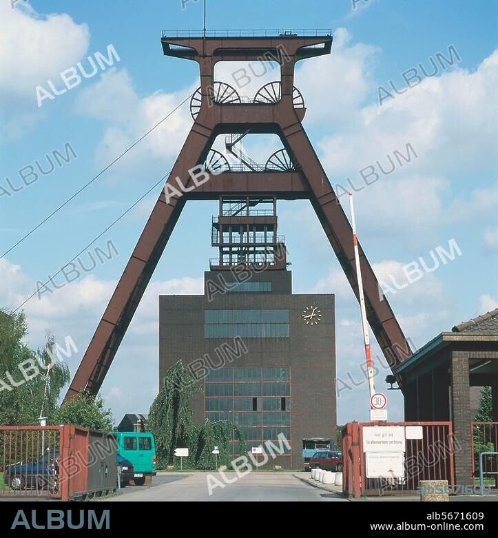 Technik / Bergbau:. Kohle. Zeche Pluto in Herne-Wanne-Eickel (Ruhrgebiet), 1857 errichtet, 1976 stillgelegt: Doppelbock und Maschinenhalle, Schacht III (1953/57). Foto, 1992 © AKG / H.Bock.