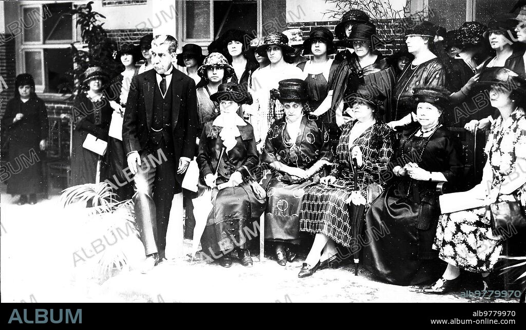 24 junio 1920. Madrid. En el colegio de María Inmaculada. El ministro de la Gobernación, Sr. Bergamin (1) con la condesa de torre Arias (2), y las Señoras de Caballero (3) y de Queipo, después de Imponerles la gran cruz de Beneficiencia.
