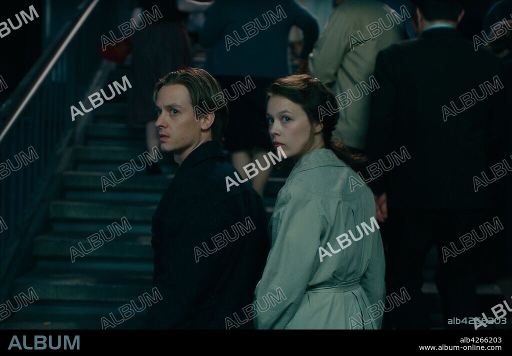 PAULA BEER et TOM SCHILLING dans WERK OHNE AUTOR, 2018, réalisé par FLORIAN HENCKEL VON DONNERSMARCK. Copyright Pergamon Film / Wiedemann & Berg Filmproduktion / Beta Cinem.