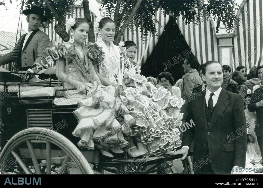 29 abril 1981. Sevilla.- El alcalde Luis Uruñuela en la Feria con sus hijas Ana María, Laura y Raquel, en la caseta municipal.